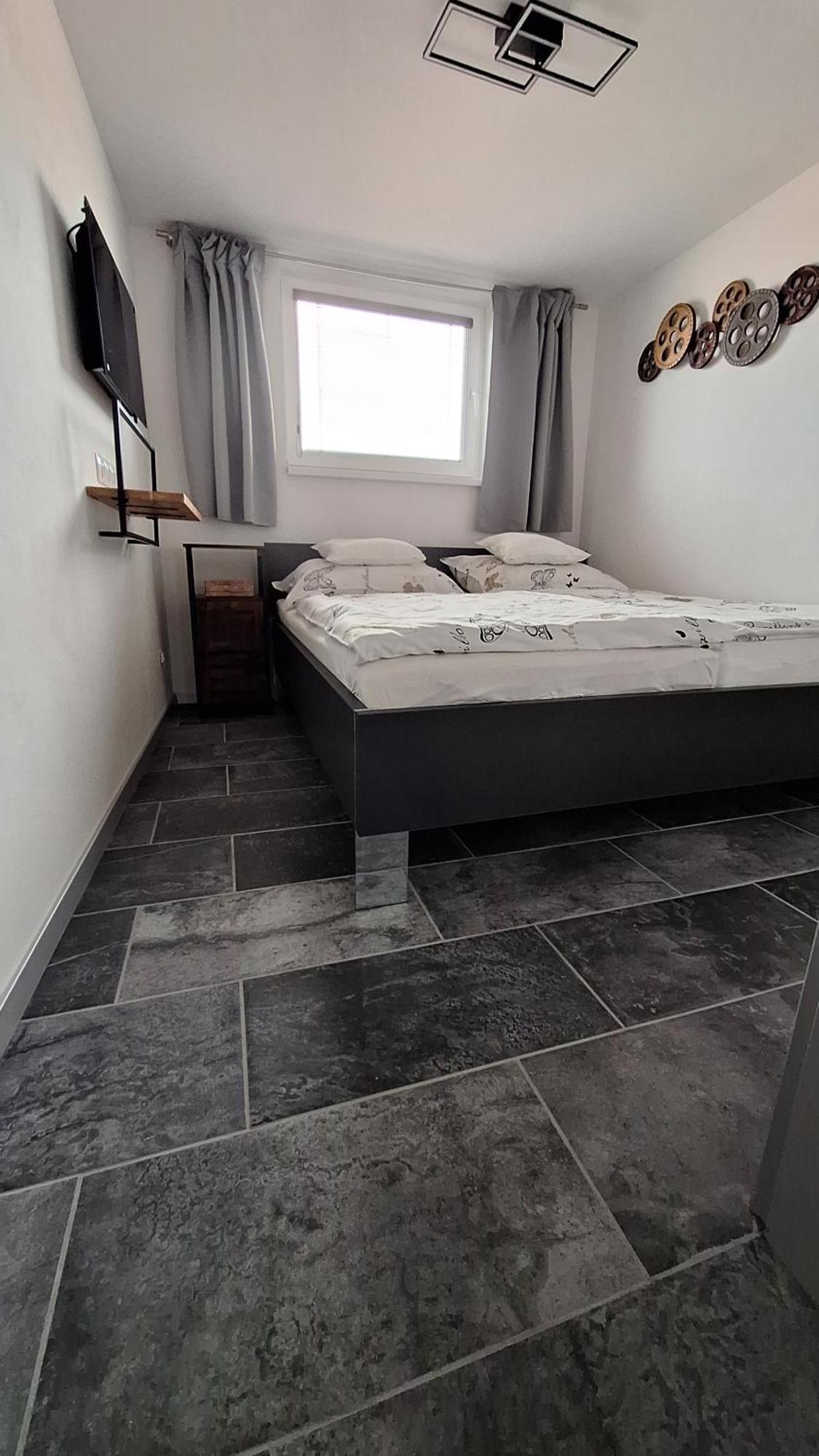 Bungalov Na Brehu Labe S Vlastnim Molem Pardubice Exterior photo